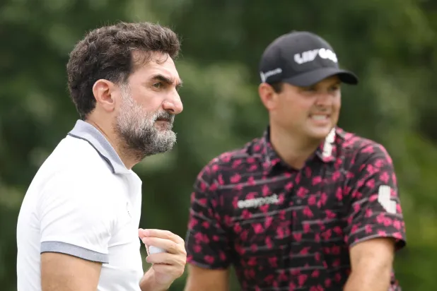 ياسر الرميان وباتريك ريد خلال إحدى الجولات في أميركا (أ.ف.ب)