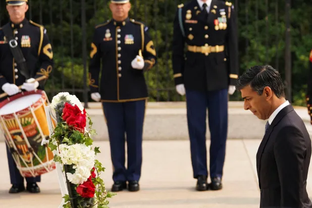 سوناك يضع إكليلاً من الزهور في مقبرة أرلنغتون الوطنية الأربعاء (أ.ف.ب)