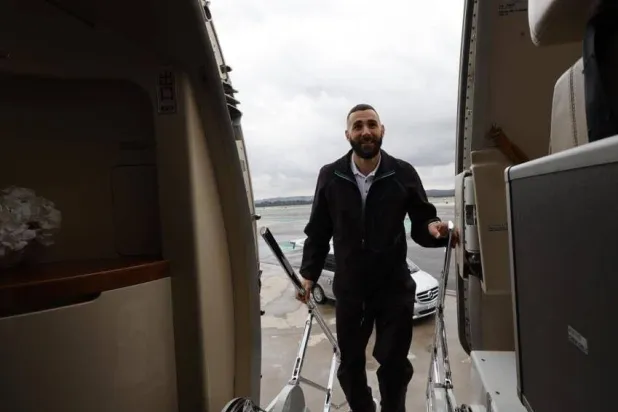 بنزيمة خلال صعوده الطائرة التي أقلته إلى جدة (نادي الاتحاد)