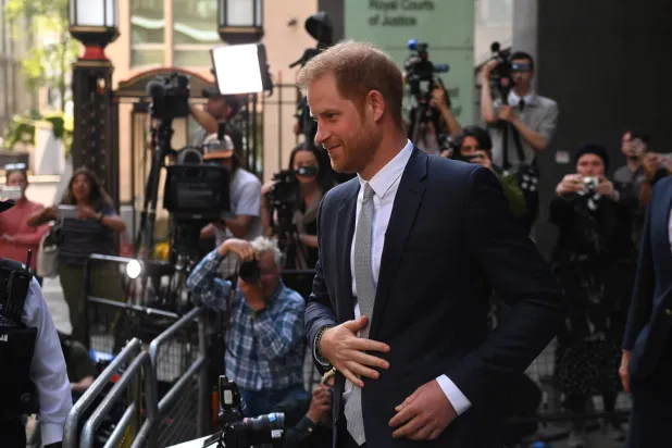 الأمير البريطاني هاري أثناء مغادرته اليوم المحكمة العليا في لندن (إ.ب.أ)