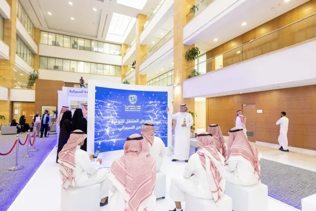 جانب من معرض متنقل للتوعية بأهمية الأمن السيبراني في السعودية (الشرق الأوسط)