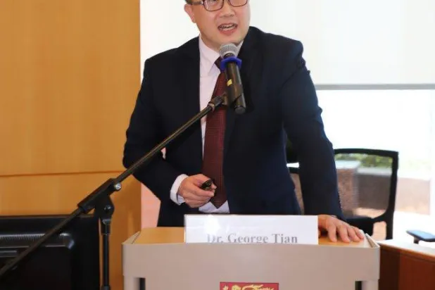 جورج تيان، الأستاذ في كلية الحقوق بجامعة التكنولوجيا بسيدني