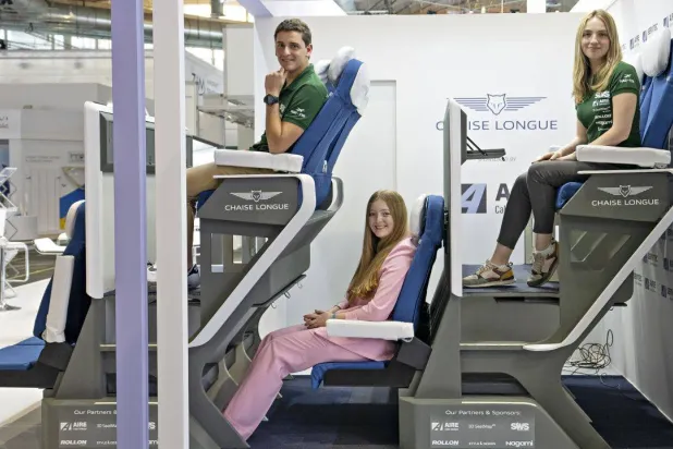 عودة مقعد الطائرة مزدوج المستوى( نونيز فيسنتي)