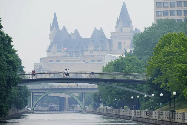 سحابة من الضباب الكثيف في أجواء العاصمة أوتاوا اليوم (أ.ب)