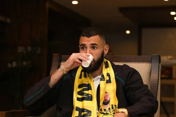 النجم الفرنسي الكبير بنزيمة وهو يشرب القهوة السعودية (رويترز)