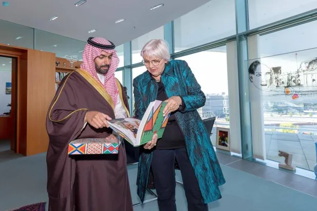 شاهزاده بدر بن عبد الله بن فرحان وزیر فرهنگ سعودی و کلودیا روت همتای آلمانی اش در برلین دیدار کردند (واس)