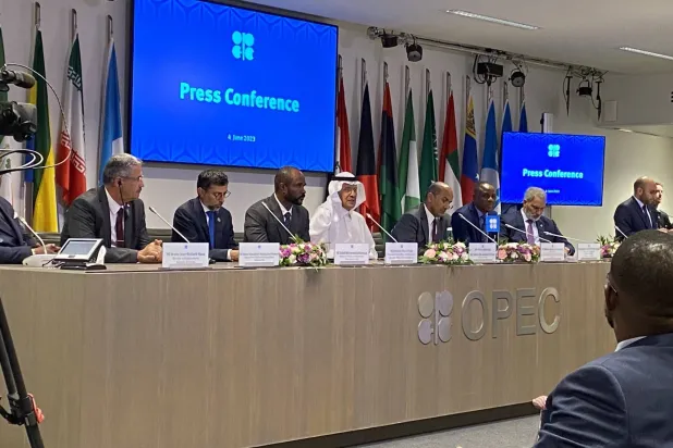 گوشه ای از کنفرانس خبری اوپک پلاس به ریاست شاهزاده عبد العزیز بن سلمان وزیر انرژی سعودی در وین ۴ ژوئن ۲۰۲۳ (توییتر)