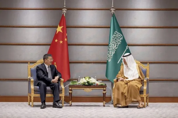 گوشه ای از نشست وزیر انرژی سعودی و رئیس اداره ملی انرژی چین (الشرق الاوسط)