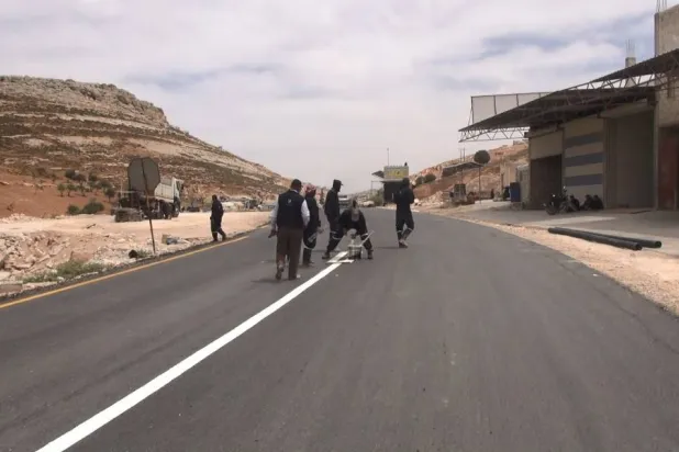 تزفيت وتلوين طريق أطمة - سرمدا (الشرق الأوسط)