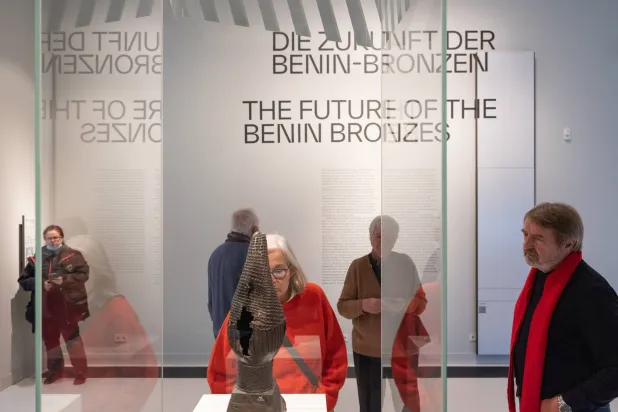 قطعة من «برونزيات بنين»، التي نهبها جنود بريطانيون عام 1897 من مدينة بنين تعرض في برلين (نيويورك تايمز)