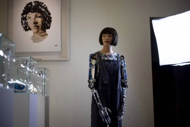 ذكر 43 % ممن شملهم الاستطلاع أن الذكاء الاصطناعي سوف يجعل عملهم أسهل (إ.ب.أ)