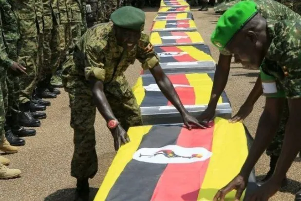 تشييع جثامين الجنود الأوغنديين القتلى في هجوم «الشباب» الشهر الماضي (رويترز)