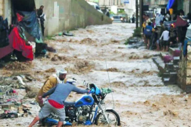 صنعاءمیں ایک گلی میں آنے والے سیلاب کا منظر  (ای پی اے) 