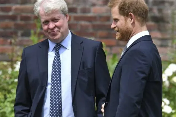 تشارلز سبنسر إلى جانب ابن اخته الأمير هاري (أ.ب)