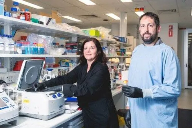 سايمون كون وزوجته فانيسا قائدا الفريق البحثي (جامعة «فليندرز»)