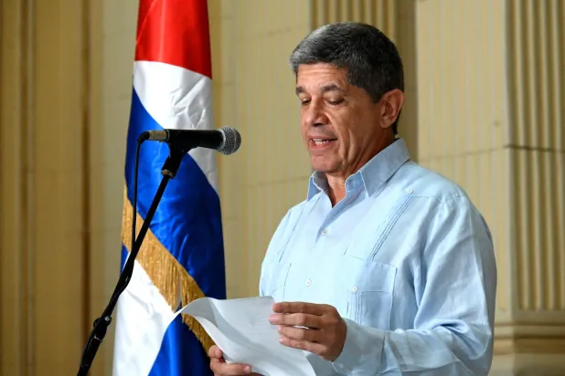 نائب وزير الخارجية الكوبي، كارلوس فرنانديز دي كوسيو يدلي ببيان الخميس (أ.ف.ب)