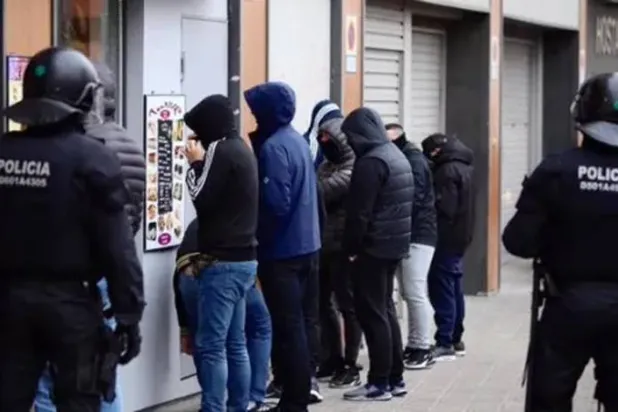 الشرطة الإسبانية خلال اعتقالها بعض المشتبَه بهم (الشرق الأوسط)