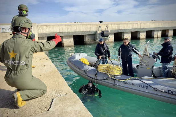 جنود من البحرية الإيطالية (الجيش الإيطالي - تويتر)