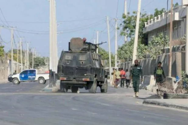 صومالی سکیورٹی فورسز موغادیشو کی ایک سڑک پر (اے ایف پی)