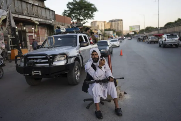 قيادي من «طالبان» يستريح عند نقطة تفتيش في العاصمة كابل (أ.ب)