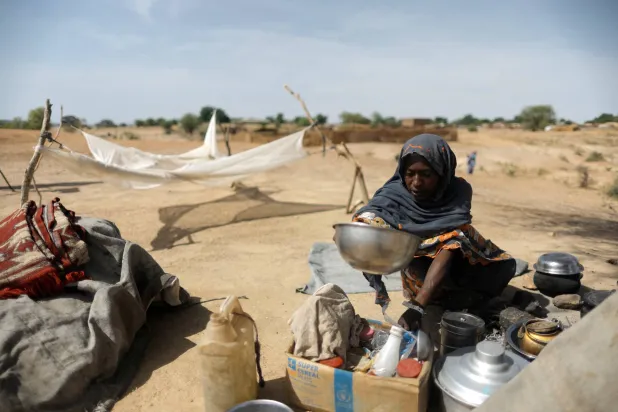 سودانية فرّت من دارفور ولجأت إلى تشاد (رويترز)