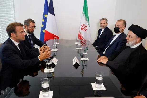 Macron, geçen Eylül ayında New York'ta Birleşmiş Milletler Genel Kurulu oturum aralarında Reisi ile bir araya geldi (AFP)