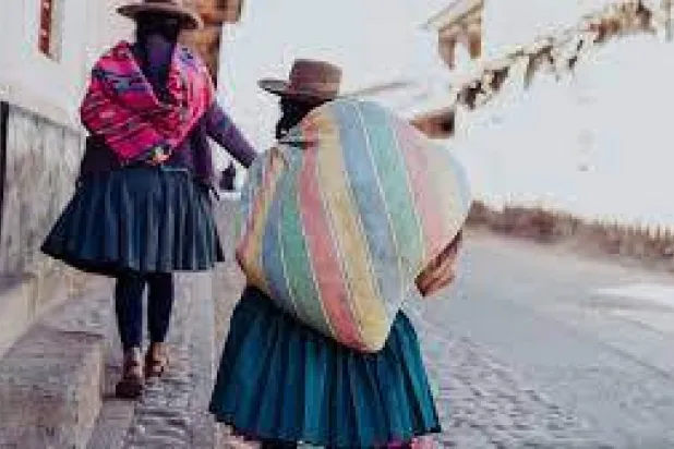 امرأتان من البيرو تسيران في أحد الشوارع (أرشيفية)