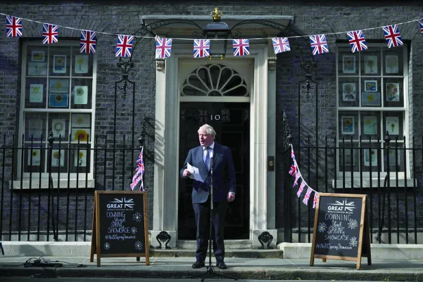 جونسون يلقي كلمة أمام «10 داونينغ ستريت» في 29 مايو 2022 (أ.ف.ب)