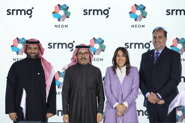 SRMG CEO’su Cumana er-Raşid ve NEOM CEO’su Nazmi en-Nasır anlaşmanın imzalanması sırasında (Şarku’l Avsat)