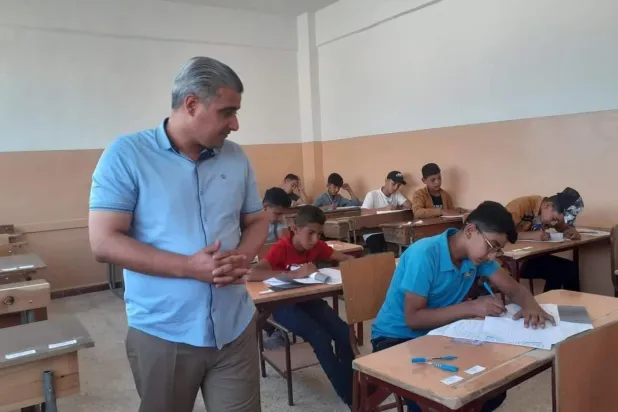 Suriye'deki bir okulda lise sınavlarının gözlemcisi
