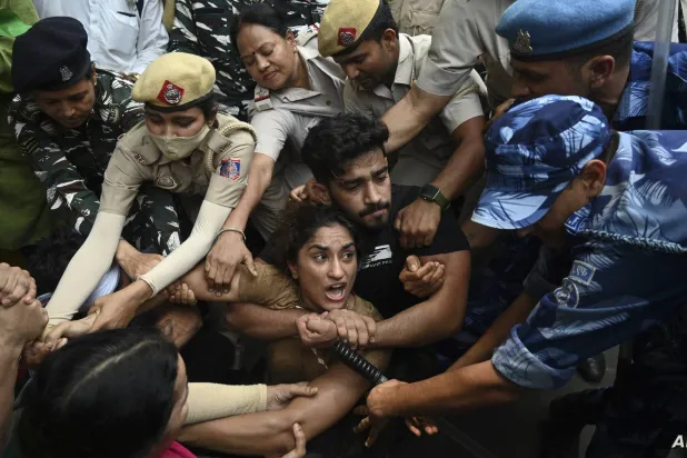 سينغ النائب لست دورات برلمانية يدير نحو 50 مركزا تعليميا داخل دائرته الانتخابية (أ.ف.ب)