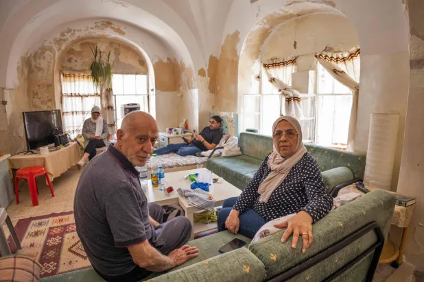 صورة تم التقاطها في 6 يونيو تظهر الفلسطينية نورة ومصطفى صب لبن في منزلهما في البلدة القديمة بالقدس (أ.ف.ب)