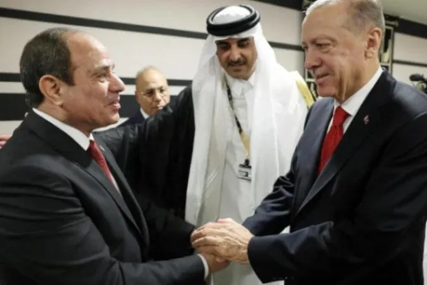 Erdoğan ve Sisi “2022 Katar Dünya Kupası” açılışında Katar Emiri'nin huzurunda el sıkıştı (Reuters)