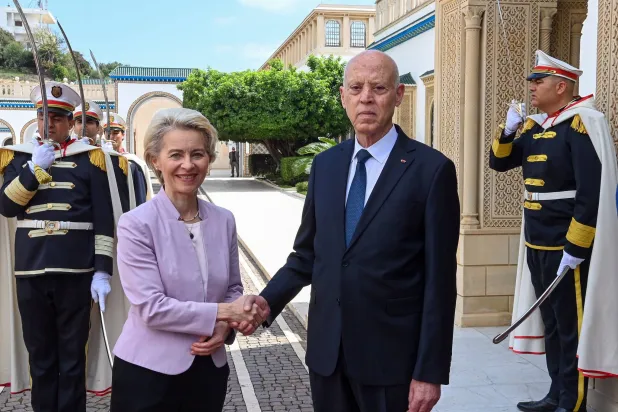 سعید آج تیونس میں وان ڈیر لیین کا خیرمقدم کرتے ہوئے (ای پی اے)