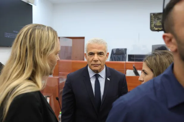 İsrail eski Başbakanı Yair Lapid, bugün İsrail Başbakanı Binyamin Netanyahu'nun Kudüs'teki devam eden mahkemesine geldi (EPA)