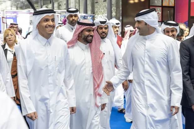 الشيخ محمد بن عبد الرحمن آل ثاني رئيس مجلس الوزراء وزير الخارجية القطري والأمير بدر بن عبد الله بن فرحان وزير الثقافة السعودي في افتتاح معرض الدوحة الدولي للكتاب الاثنين.