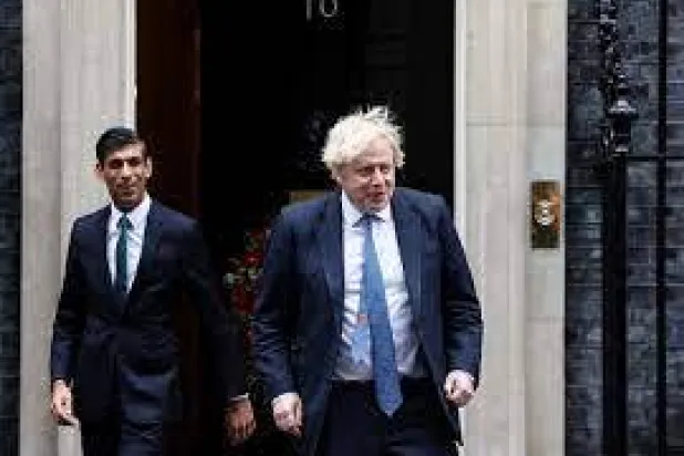 رئيس الوزراء البريطاني ريشي سوناك وسلفه بوريس جونسون في لندن (أرشيفية)