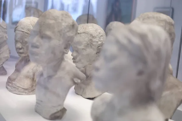 صورة لبعض التماثيل الأفريقية في متحف ترفورين (أ.ف.ب)