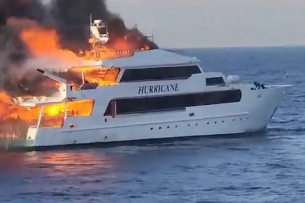 صورة من مقطع فيديو لحريق الزورق السياحي بمدينة مرسى علم المصرية (تويتر)