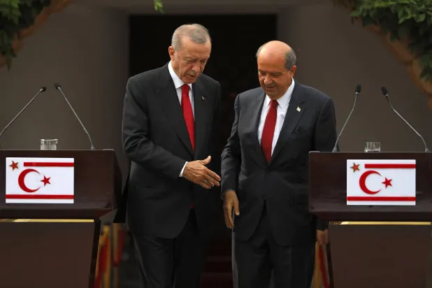 الرئيس التركي رجب طيب إردوغان إلى جانب إرسين تتار زعيم «جمهورية قبرص الشمالية التركية» (أ.ف.ب)