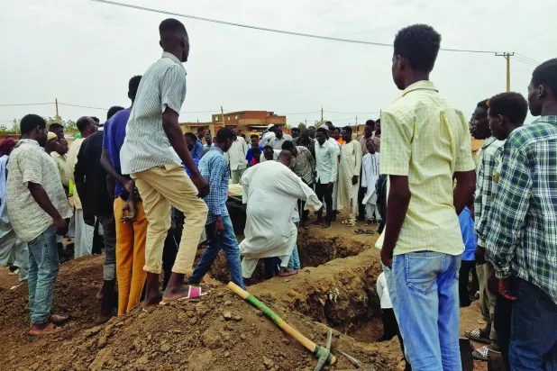 يدفنون إحدى ضحايا القصف في جنوب العاصمة (أ.ف.ب)