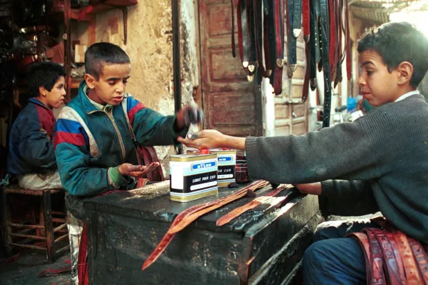 Marakeş’te deri kemer satan çocukların arşivden bir fotoğrafı (Reuters)