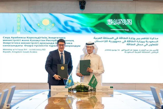 الأمير عبد العزيز بن سلمان بن عبد العزيز وزير الطاقة السعودي ووزير الطاقة في كازاخستان ألماسآدام ساتكالييف خلال اللقاء في الرياض (الشرق الأوسط)