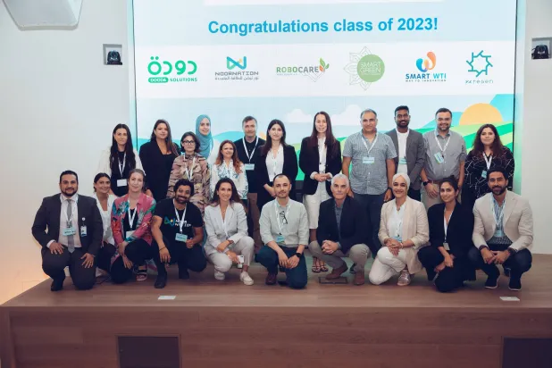 ممثلو الشركات الـ6 التي قدمت حلولاً لقطاع الزراعة وسيتم تطبيق أفكارها في السعودية وخارجها (الشرق الأوسط)