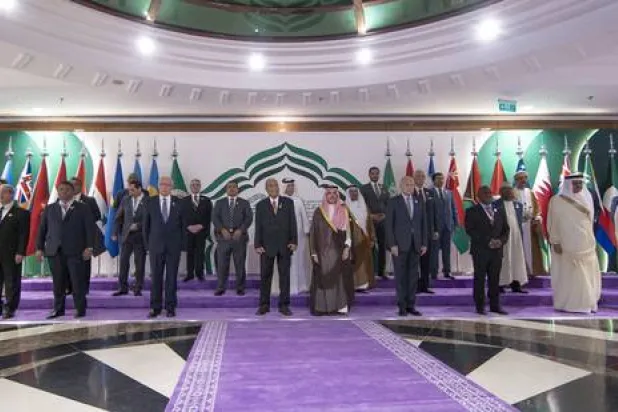 کانفرنس کے شرکاء کا گروپ فوٹو (سعودی وزارت خارجہ)