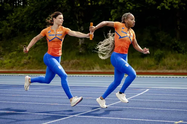 عداءتان من هولندا خلال تدريب في أرنهيم (أ.ف.ب)