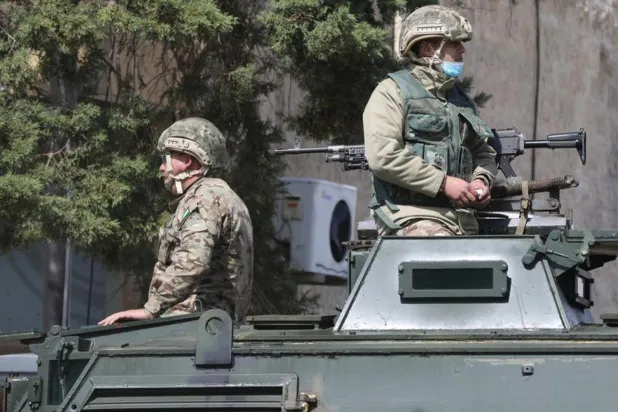 Bir askeri tankın üzerinde oturan iki Ürdünlü asker (Reuters)