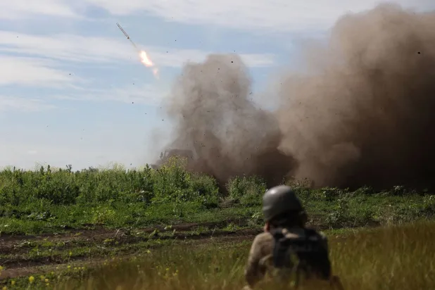 Ukraynalı asker Rus mevzilerine füze fırlattı (AFP)