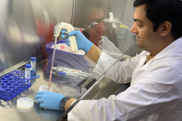أحد أعضاء الفريق البحثي يستخدم «الكوكتيل السحري» لإنتاج الخلايا (معهد تكساس لبحوث الطب الحيوي)