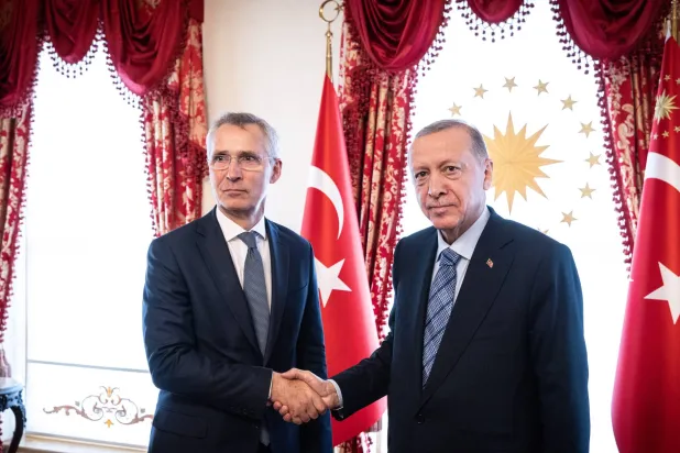 الرئيس التركي رجب طيب إردوغان مستقبلاً الأمين العام لـ«الناتو» ينس ستولتنبرغ في أنقرة 4 يونيو الحالي (د.ب.أ)